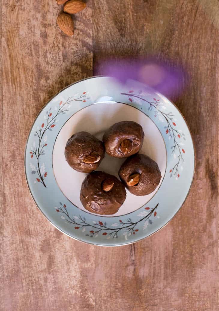 Chocolate Almond Fat Bomb Recipe [Paleo, Keto, Low Carb] #paleo #recipes #glutenfree https://ketosummit.com/chocolate-almond-fat-bomb-recipe-paleo-keto-lowcarb