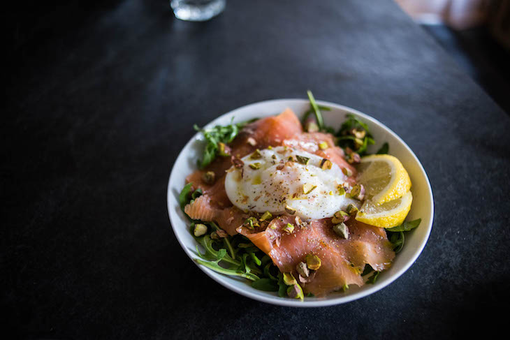 Keto Smoked Salmon Salad with Poached Egg #keto https://ketosummit.com/keto-smoked-salmon-salad-recipe-poached-egg