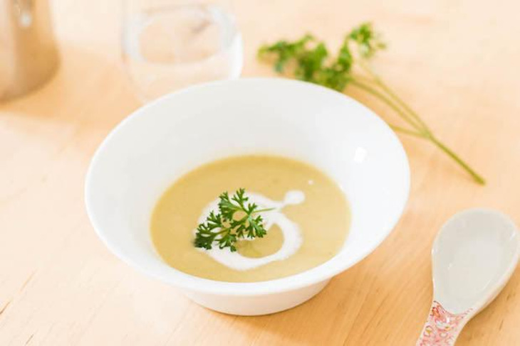 Leek and Cauliflower Soup with Coconut Cream 