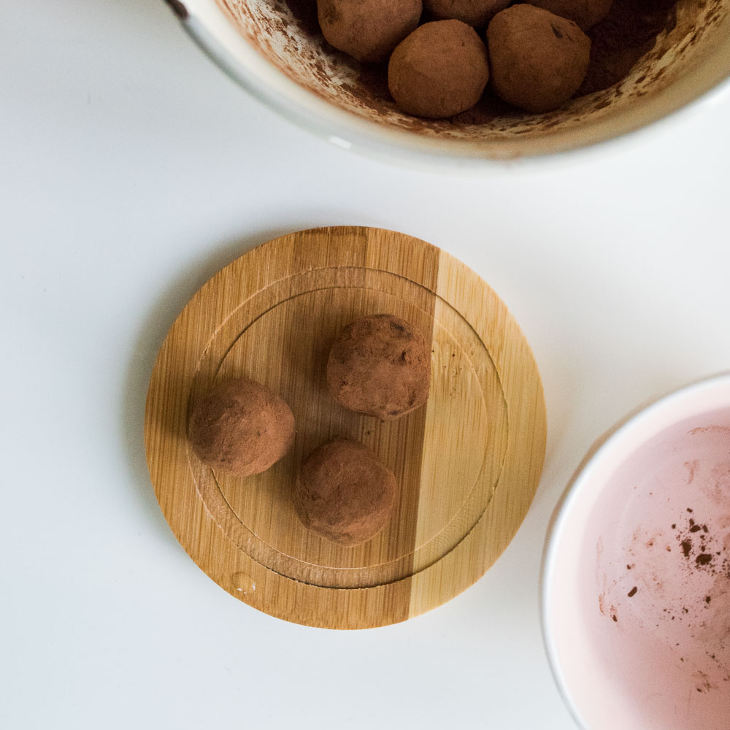 Keto Chocolate Avocado Truffles Fat Bomb Recipe #keto https://ketosummit.com/keto-chocolate-avocado-truffles-fat-bomb-recipe