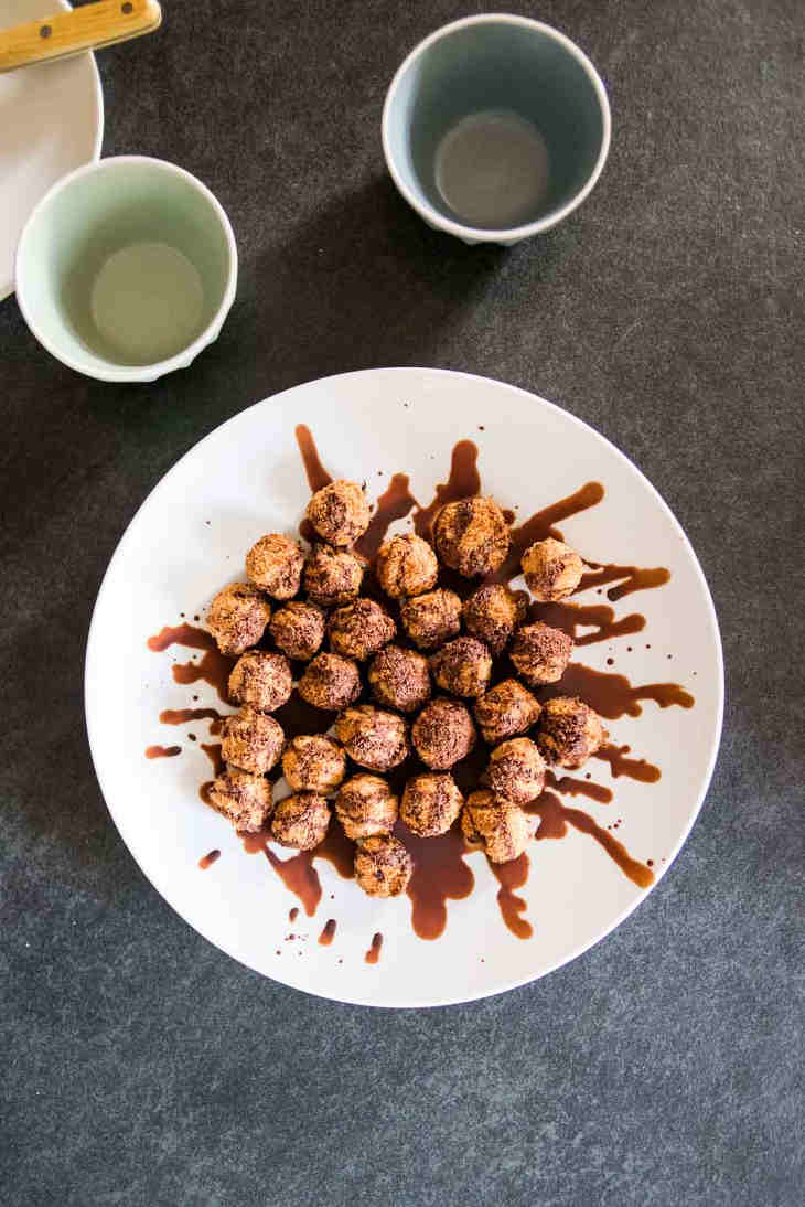 Keto Coconut Macaroons with Chocolate Drizzle Recipe #keto https://ketosummit.com/keto-coconut-macaroons-recipe