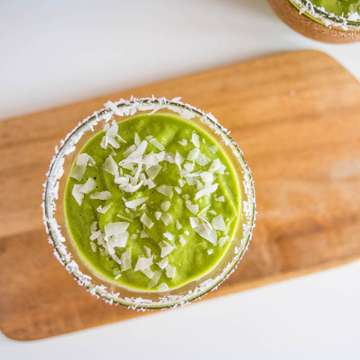 Keto Spinach Avocado Green Smoothie #keto https://ketosummit.com/keto-spinach-avocado-green-smoothie