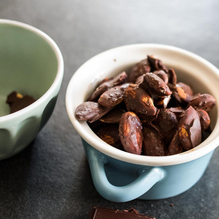 Keto Chocolate Covered Almonds #keto https://ketosummit.com/keto-chocolate-covered-almonds