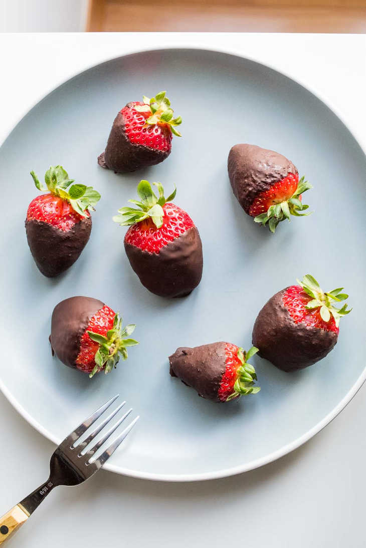 Keto Chocolate Dipped Strawberries #keto https://ketosummit.com/keto-chocolate-dipped-strawberries