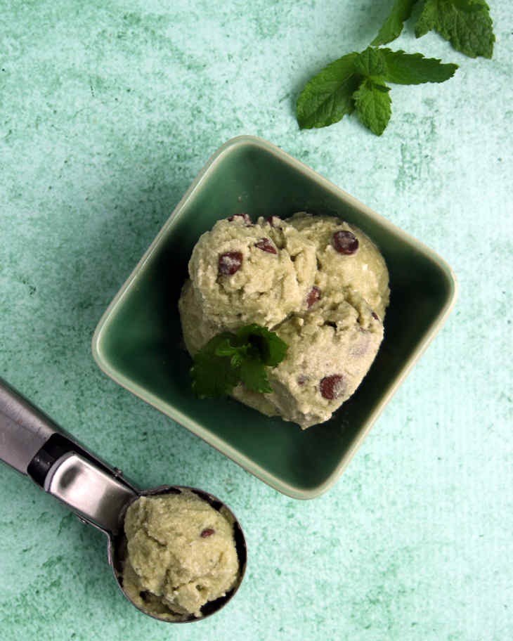 Keto Mint Chocolate Chip Ice Cream Recipe #keto https://ketosummit.com/keto-mint-chocolate-chip-ice-cream-recipe