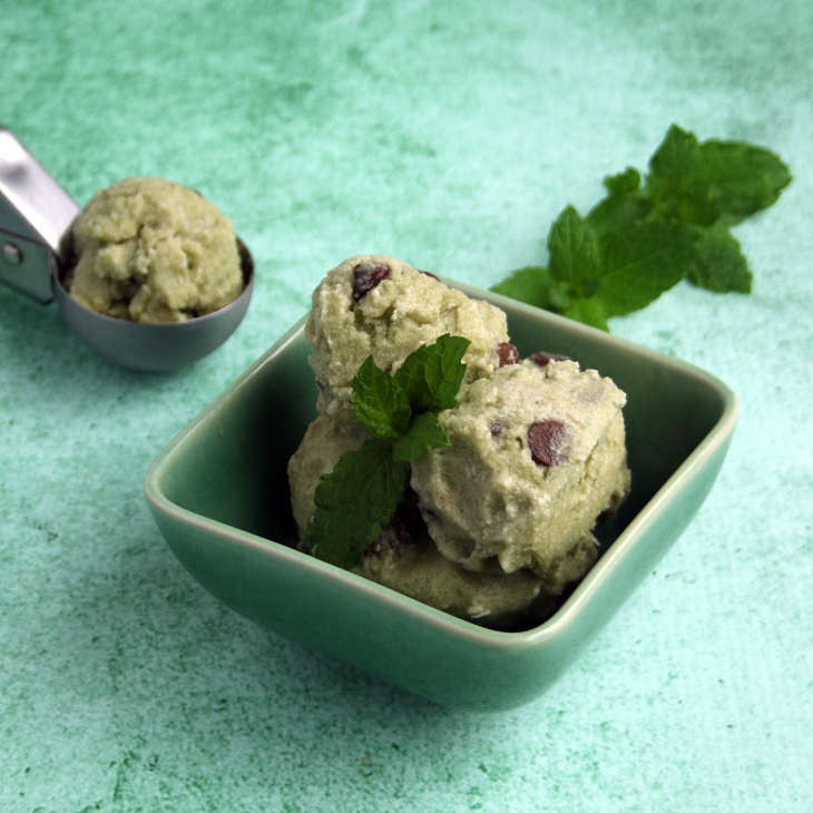 Keto Mint Chocolate Chip Ice Cream Recipe #keto https://ketosummit.com/keto-mint-chocolate-chip-ice-cream-recipe