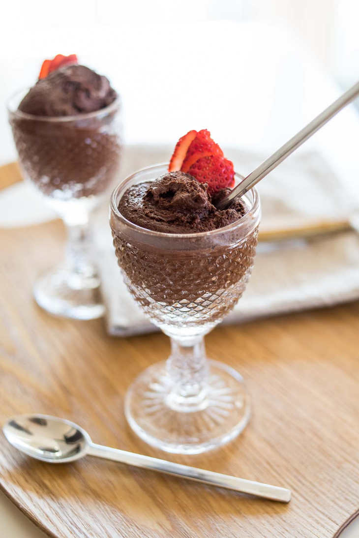 Thick and Creamy Keto Chocolate Mousse [Dairy-Free, Paleo, Sugar-Free] #keto https://ketosummit.com/keto-chocolate-mousse