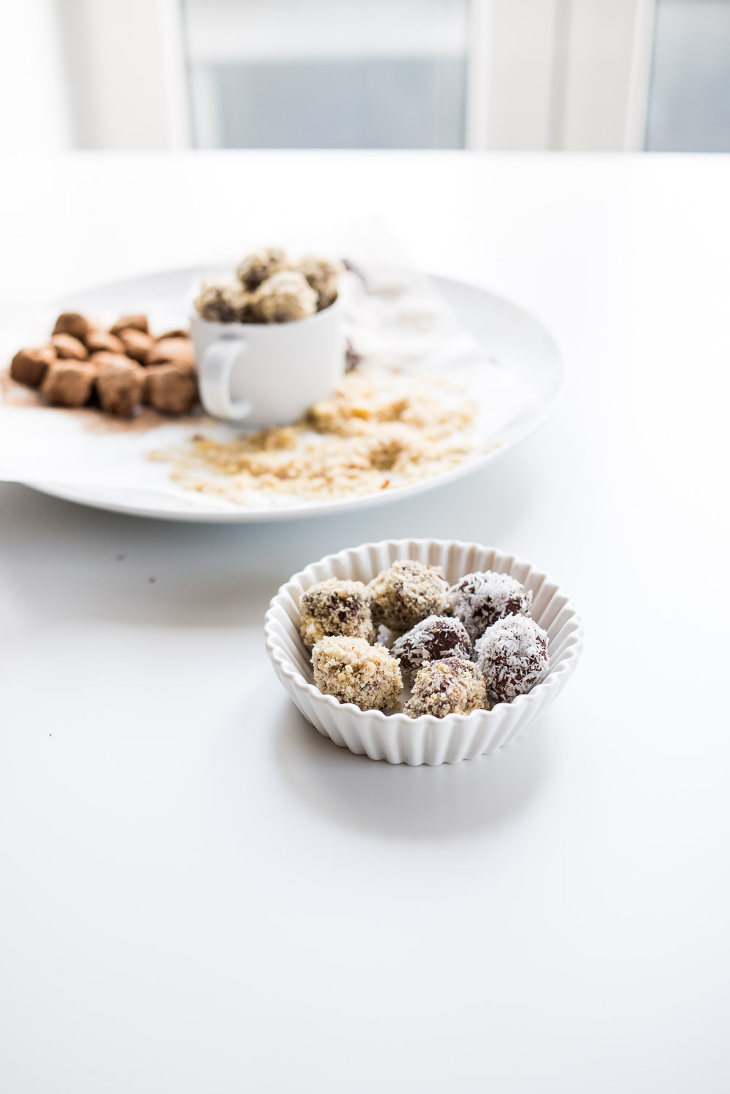 Decadent Keto Chocolate Truffles Recipe #keto https://ketosummit.com/keto-chocolate-truffles-recipe