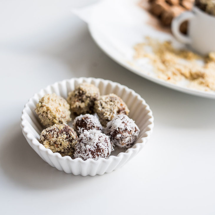 Decadent Keto Chocolate Truffles Recipe #keto https://ketosummit.com/keto-chocolate-truffles-recipe