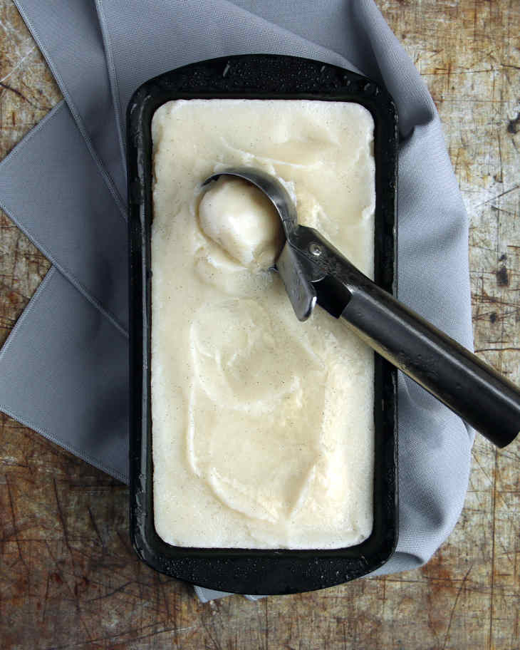Keto Almond Milk Vanilla Ice Cream #keto https://ketosummit.com/keto-almond-milk-vanilla-ice-cream