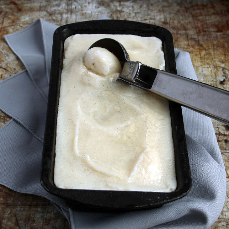 Keto Almond Milk Vanilla Ice Cream #keto https://ketosummit.com/keto-almond-milk-vanilla-ice-cream
