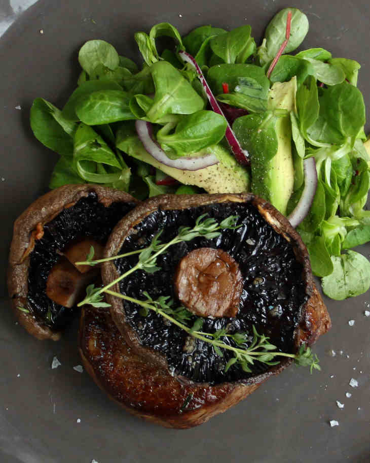 Keto Oven Baked Steak with Garlic Thyme Portabella Mushrooms #keto https://ketosummit.com/keto-baked-steak-recipe-mushrooms