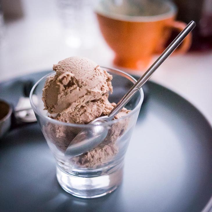 Keto Chocolate Cashew Ice Cream Recipe #keto https://ketosummit.com/keto-chocolate-cashew-ice-cream-recipe